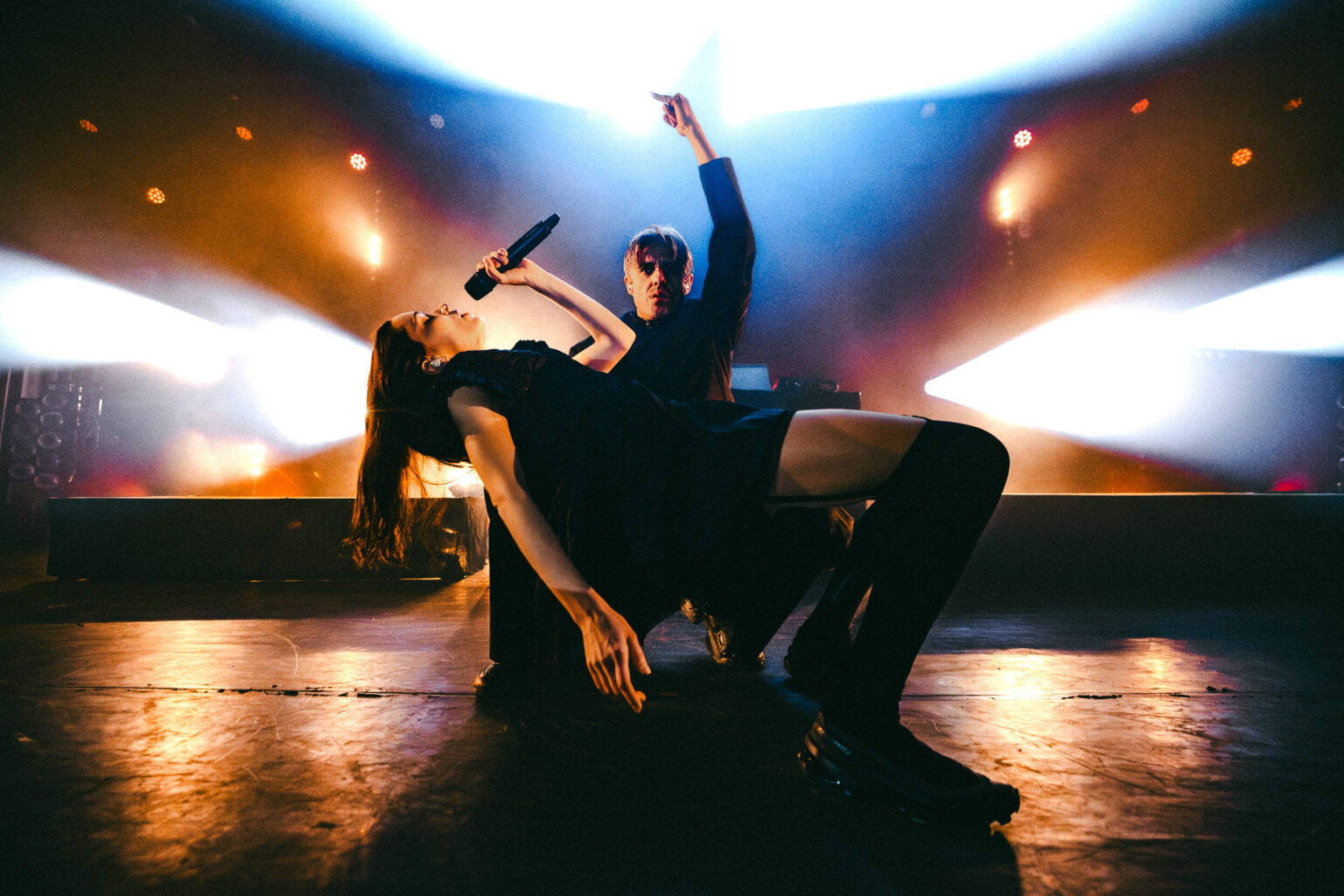 Confidence Man lanza "Young London", su nuevo sencillo inspirado en el dance y el eurodance clásico